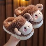 adorables chaussons en forme de mouton pour le confort des enfants 974