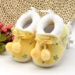 chaussons anti derapants pour les premiers pas de bebe jaune 0 6 569