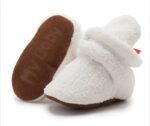 chaussons bebe doux avec languette a scratch pour petits pieds 108