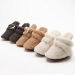 chaussons bebe doux avec languette a scratch pour petits pieds 153