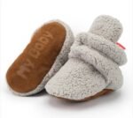 chaussons bebe doux avec languette a scratch pour petits pieds 551