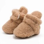 chaussons bebe doux avec languette a scratch pour petits pieds 759