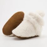 chaussons bebe doux avec languette a scratch pour petits pieds 826