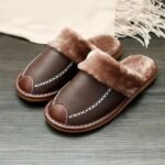 chaussons en cuir fendu avec revetement caoutchouc et confort 687